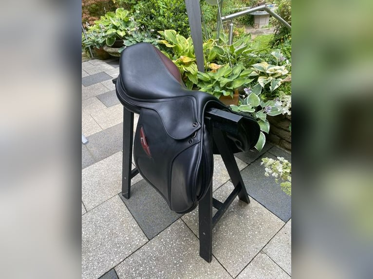 Neuwertiger Springsattel, Erre Plus, schwarz, 17 Zoll