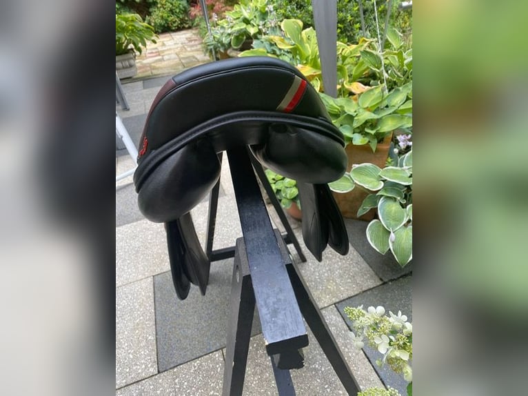 Neuwertiger Springsattel, Erre Plus, schwarz, 17 Zoll