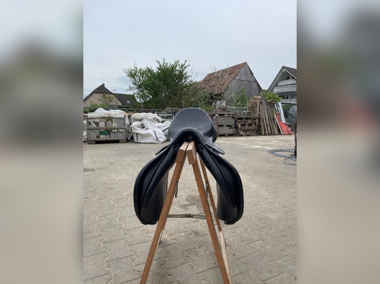 Prestige Springsattel Modell „Paris“ – 18 Zoll, KW 32, schwarz