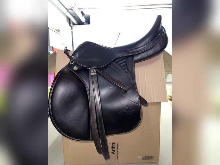 Prestige Springsattel Versaille 17"