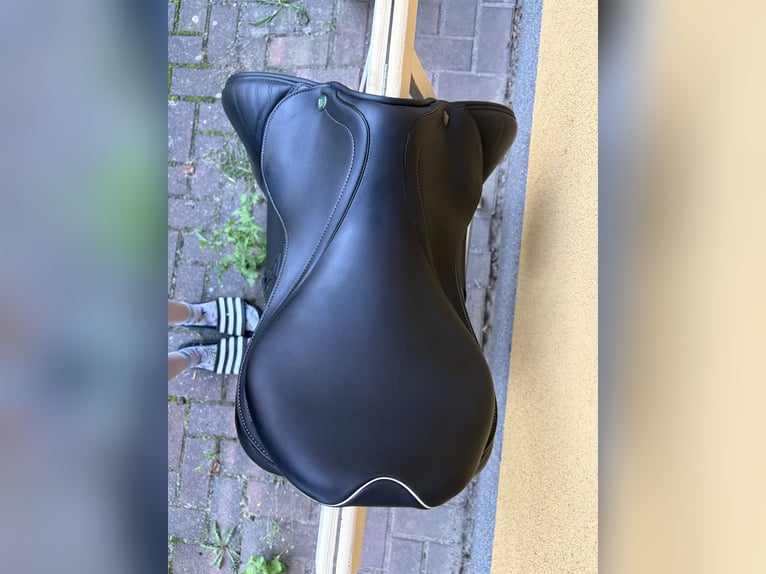 Prestige Versailles Springsattel 17 Zoll schwarz