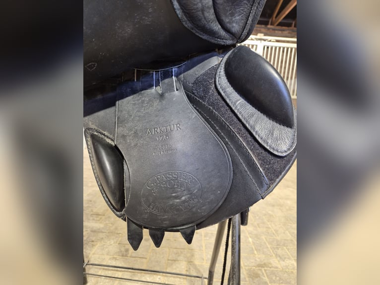 Springsattel Passier Arktur schwarz 17.5