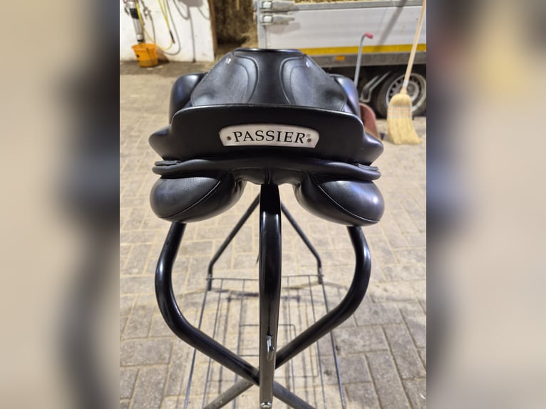 Springsattel Passier Arktur schwarz 17.5