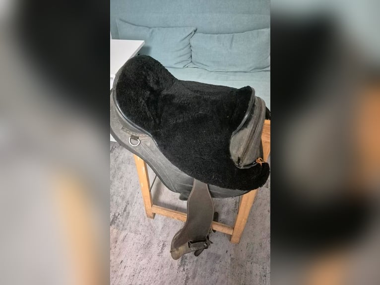 Barefoot Sattel baumlos schwarz Fellsitz Tapaderos