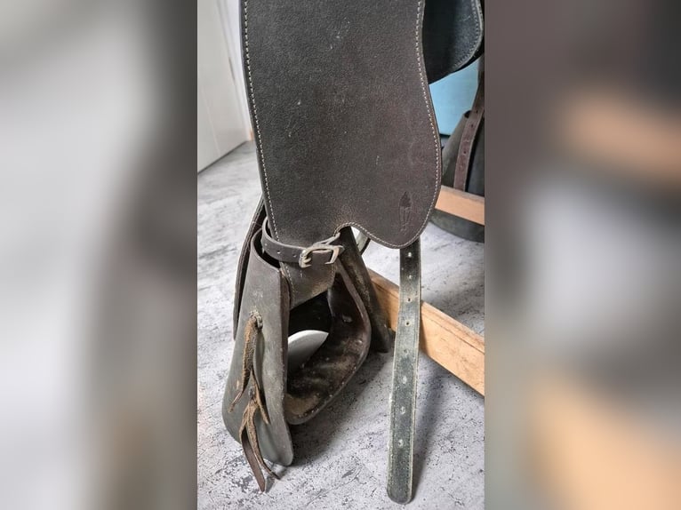 Barefoot Sattel baumlos schwarz Fellsitz Tapaderos