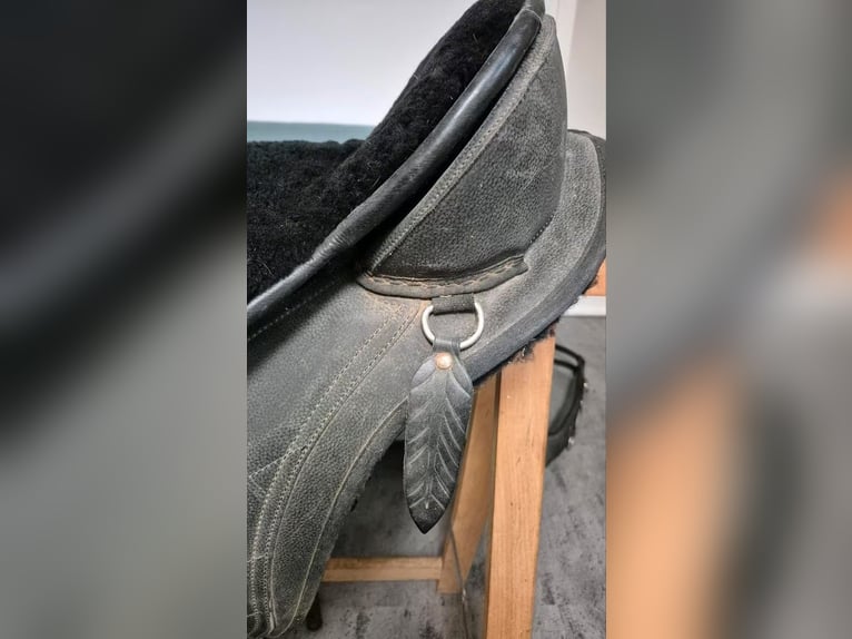 Barefoot Sattel baumlos schwarz Fellsitz Tapaderos