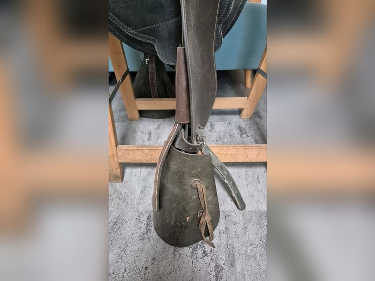 Barefoot Sattel baumlos schwarz Fellsitz Tapaderos