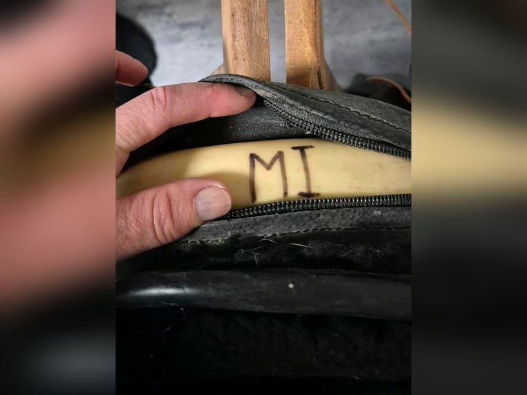 Barefoot Sattel baumlos schwarz Fellsitz Tapaderos