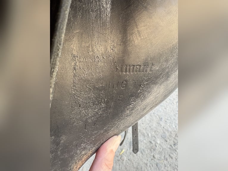 Euroriding Diamant VSD Sattel, 17 Zoll (roter Knopf)