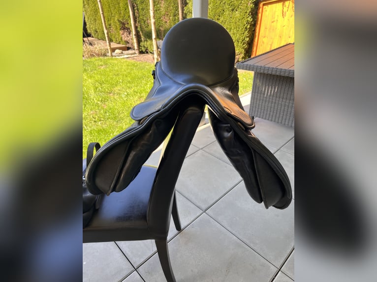 Massimo ON | VSD Sattel mit leichten Dressurschwung 17,5 Zoll KW 34