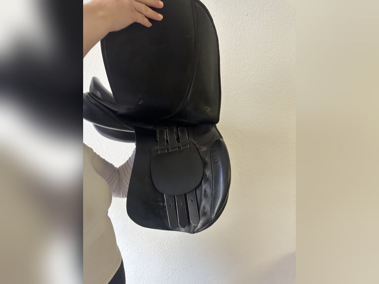 Schwarzer Kavalkade Vielseitigkeitssattel – Schwerpunkt Dressur – 17,5 Zoll