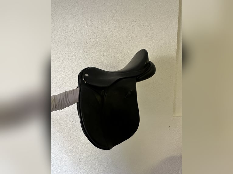 Schwarzer Kavalkade Vielseitigkeitssattel – Schwerpunkt Dressur – 17,5 Zoll