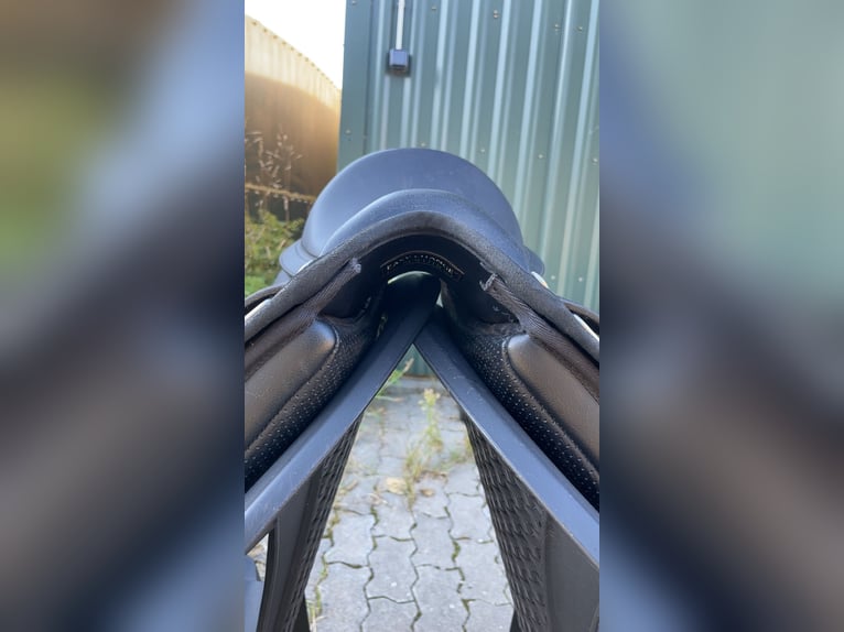 Wintec 500 Wide Vielseitigkeitssattel mit viel Zubehör 