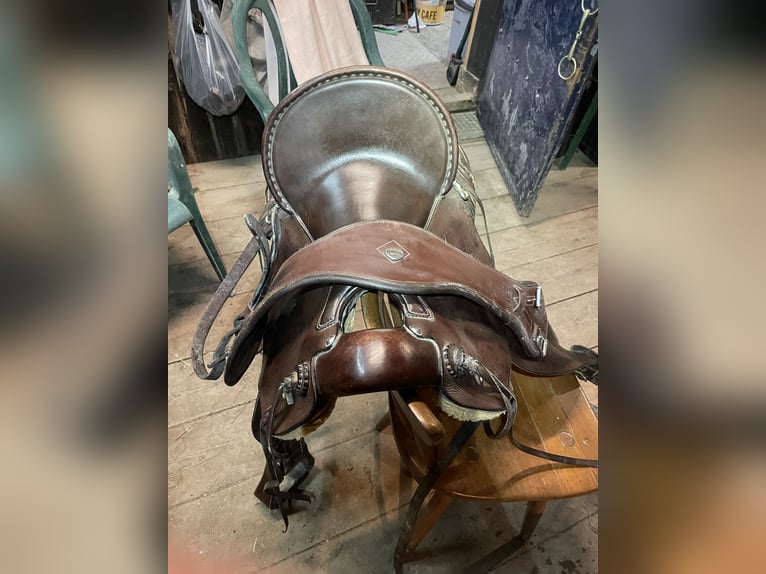 Deuber & Partner Ultra Flex Sattel aus hochwertigem braunem Leder Grösse 17/18Zoll