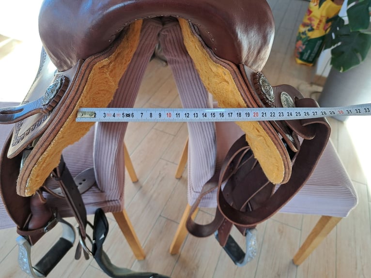 Neuwertiger Diamond C Westernsattel - Q/FQ, Round Skirt, Top-Zustand