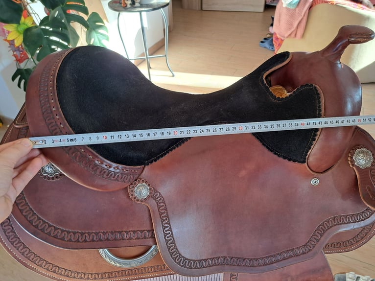 Neuwertiger Diamond C Westernsattel - Q/FQ, Round Skirt, Top-Zustand
