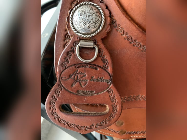 Neuwertiger Westernsattel für kurze, breite Pferde z.B. Cob