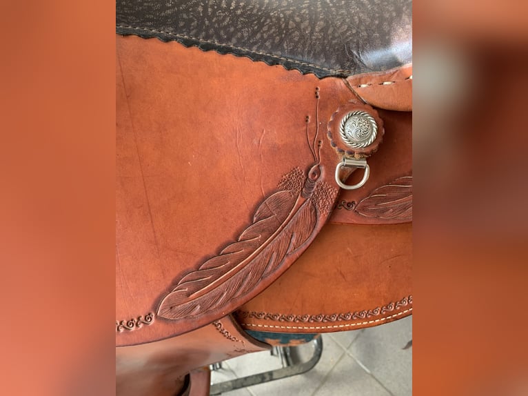 Neuwertiger Westernsattel für kurze, breite Pferde z.B. Cob