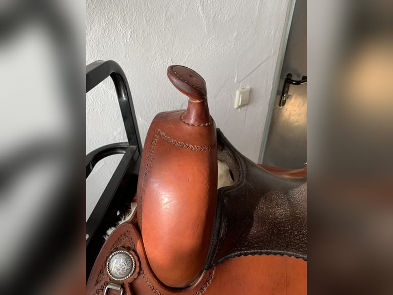 Neuwertiger Westernsattel für kurze, breite Pferde z.B. Cob