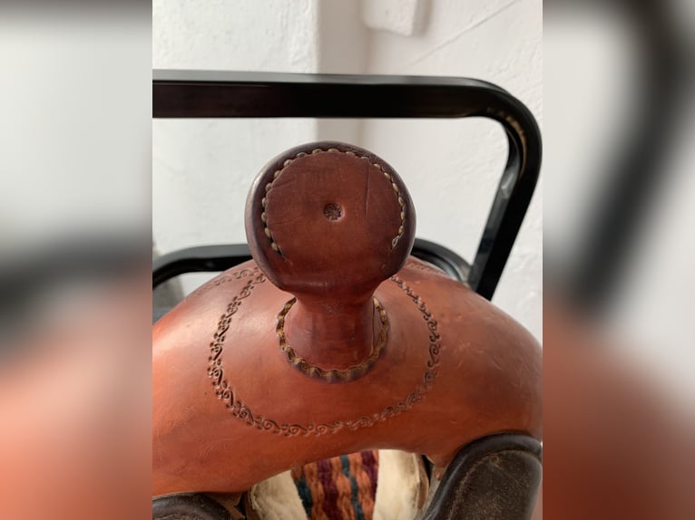 Neuwertiger Westernsattel für kurze, breite Pferde z.B. Cob