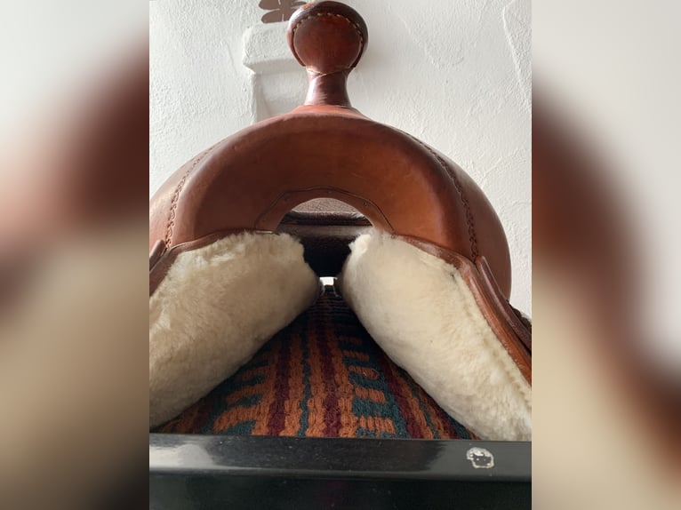 Neuwertiger Westernsattel für kurze, breite Pferde z.B. Cob