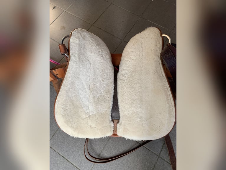 Neuwertiger Westernsattel für kurze, breite Pferde z.B. Cob