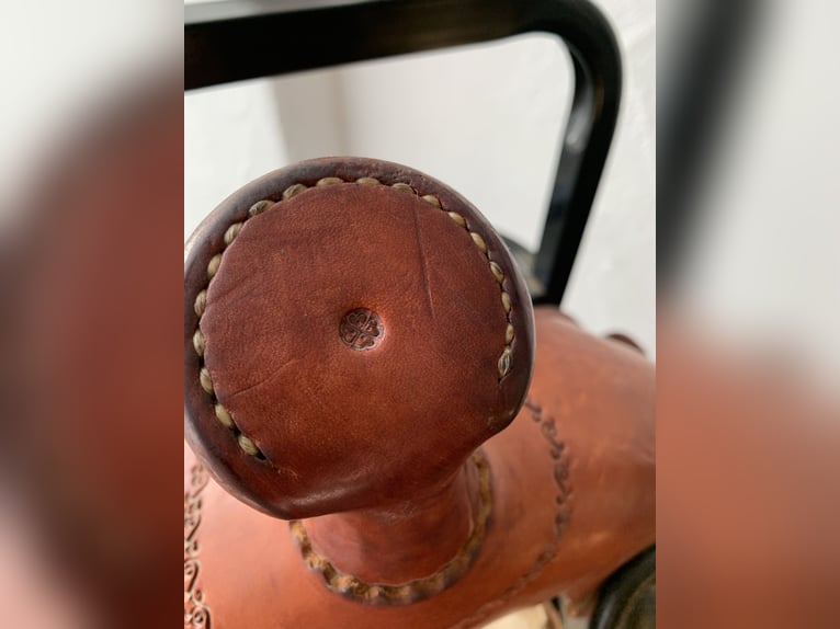 Neuwertiger Westernsattel für kurze, breite Pferde z.B. Cob