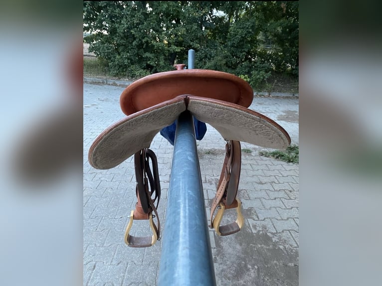 Sattel von Way out West