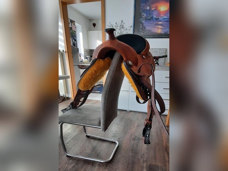 Schnäppchen!!! Wunderschöner neuer Stone Deek brauner Westernsattel inkl. Ledergurtriemen