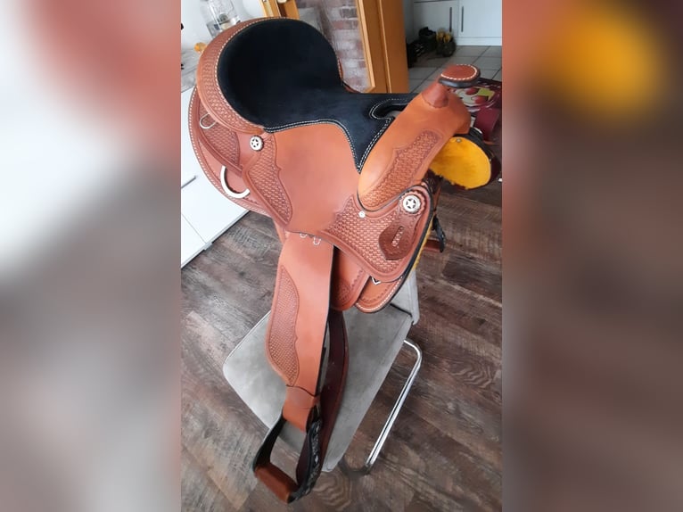 Schnäppchen!!! Wunderschöner neuer Stone Deek brauner Westernsattel inkl. Ledergurtriemen