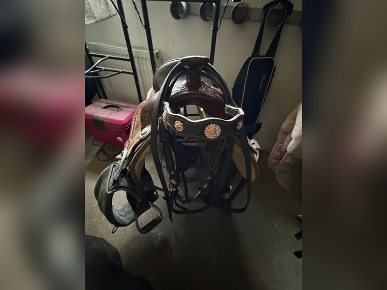 Verkaufe Pullmann Westernsattel gerne als Set mit Trense und Pad 
