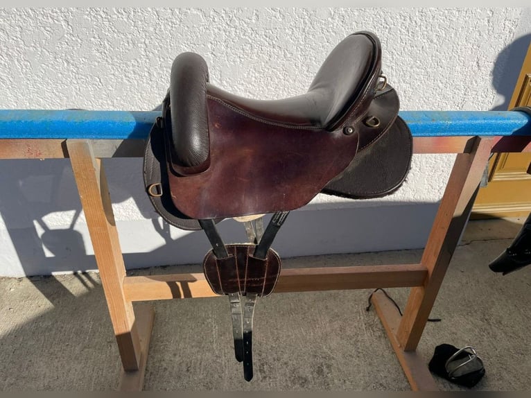 Western-Sattel braun mit Galerie für kurze Pferderücken
