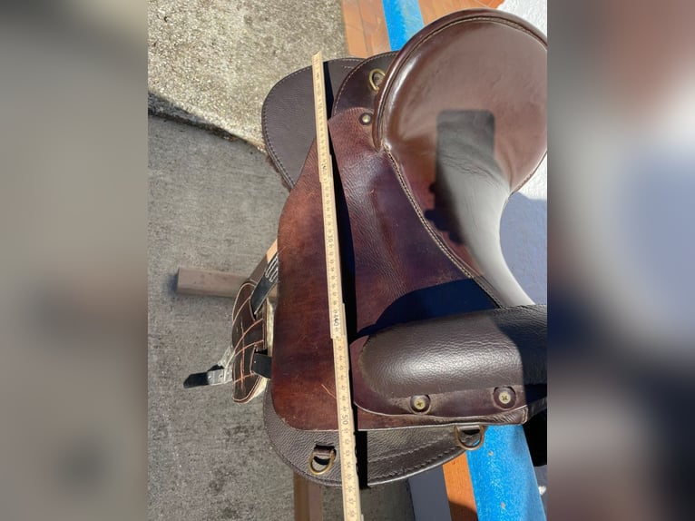 Western-Sattel braun mit Galerie für kurze Pferderücken