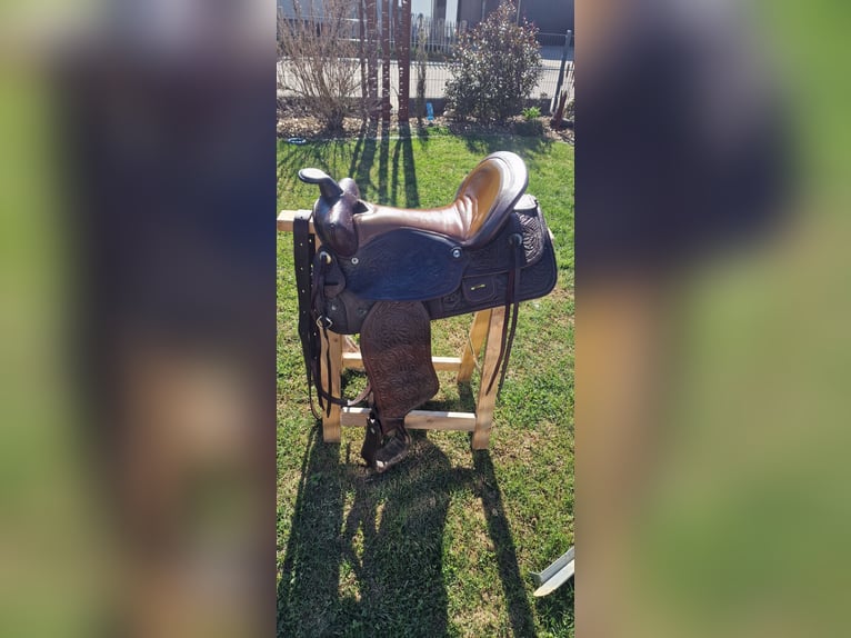 Westernsattel aus punziertem Leder für Warmblut