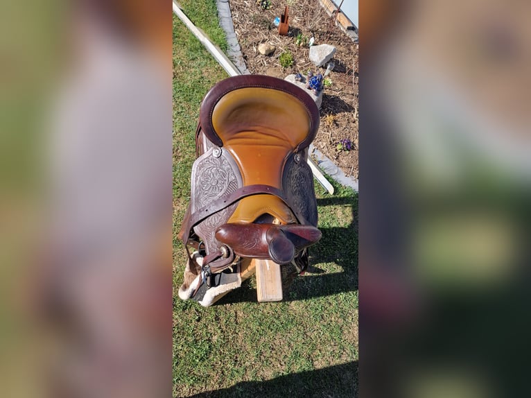 Westernsattel aus punziertem Leder für Warmblut