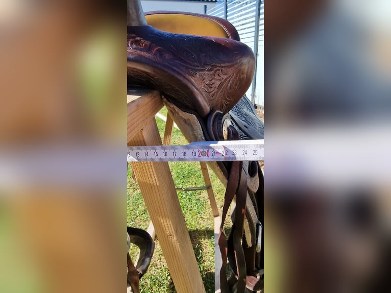 Westernsattel aus punziertem Leder für Warmblut