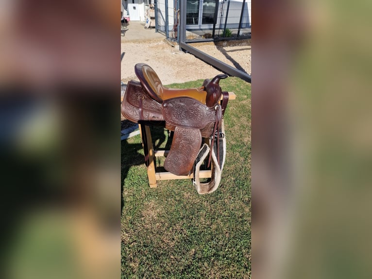 Westernsattel aus punziertem Leder für Warmblut