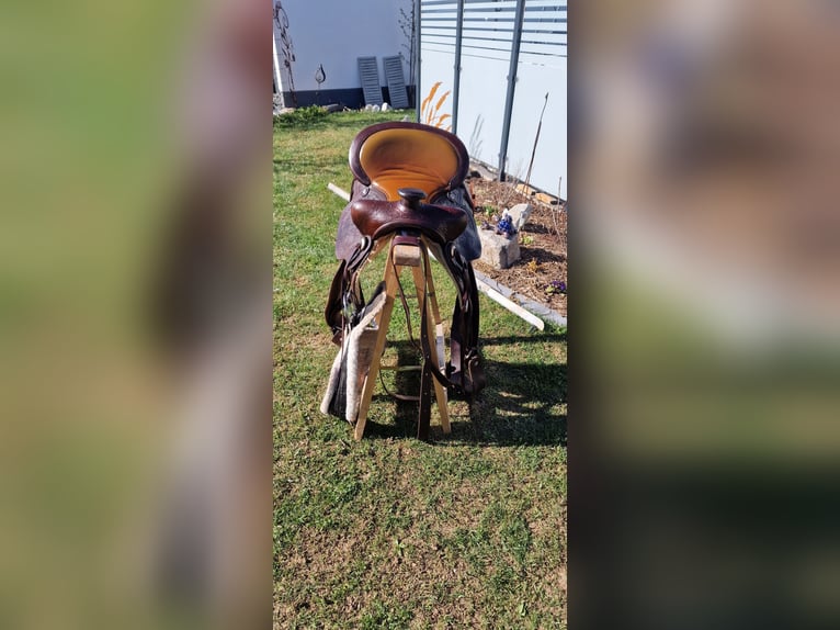 Westernsattel aus punziertem Leder für Warmblut