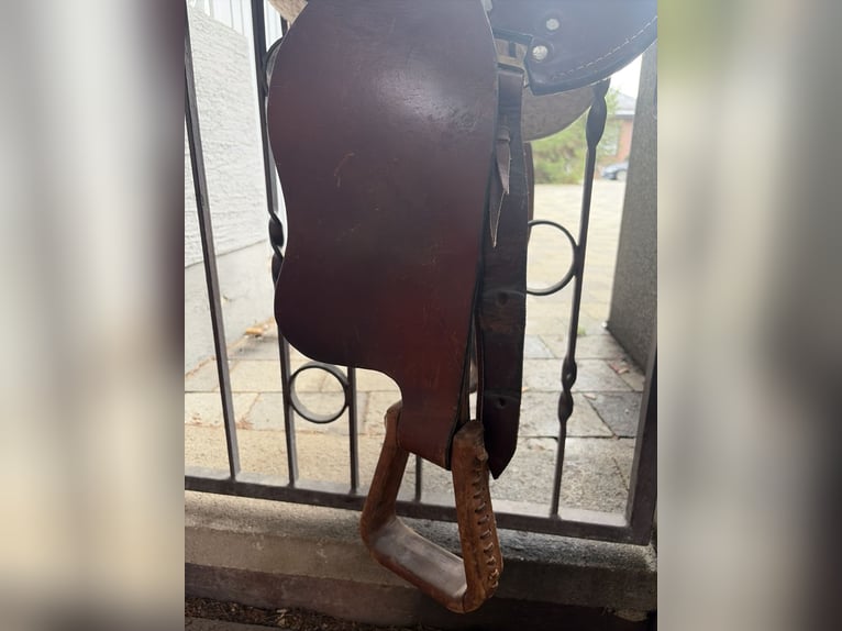 Westernsattel inklusive Steigbügel 