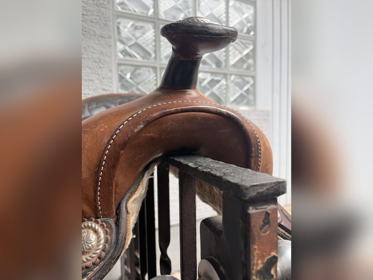 Westernsattel inklusive Steigbügel 