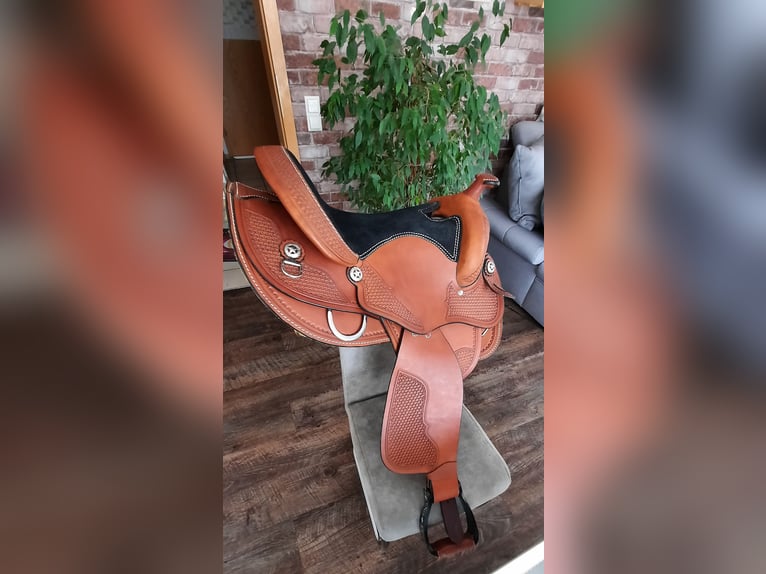 Westernsattel mit Gurt, Stone Deek - NEU -Qualitätsleder- Wildledersitz- Punzierung
