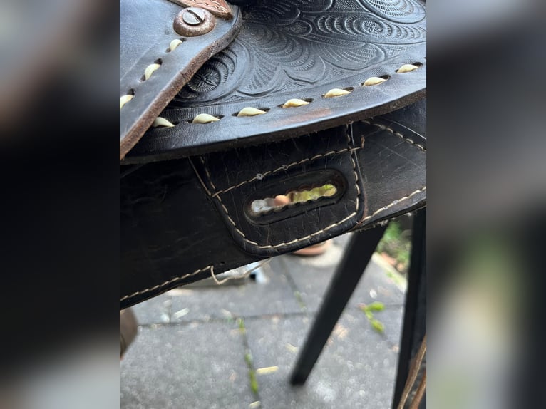 Westernsattel schwarz/braun mit Lammfell