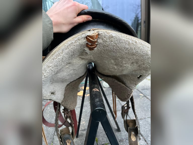 Westernsattel schwarz/braun mit Lammfell