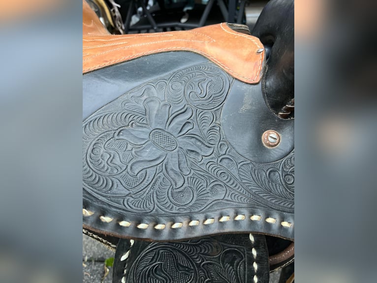 Westernsattel schwarz/braun mit Lammfell