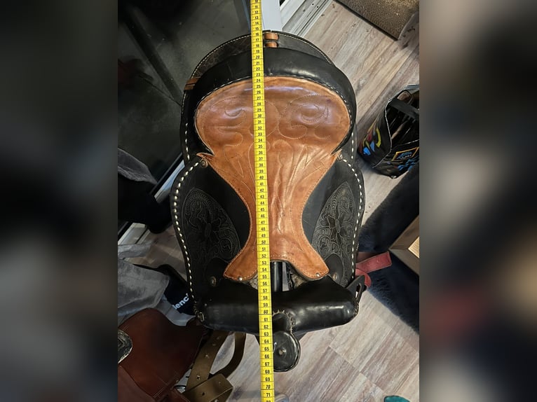 Westernsattel schwarz/braun mit Lammfell