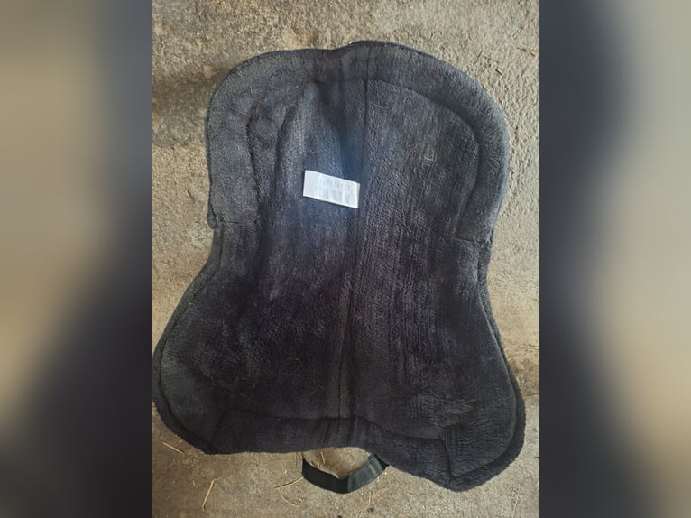 Gebrauchtes Sattelpad / Korrekturpad mit Lammfell-Optik - Schwarz