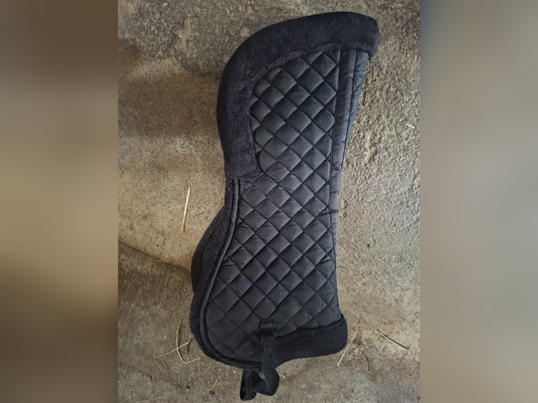 Gebrauchtes Sattelpad / Korrekturpad mit Lammfell-Optik - Schwarz