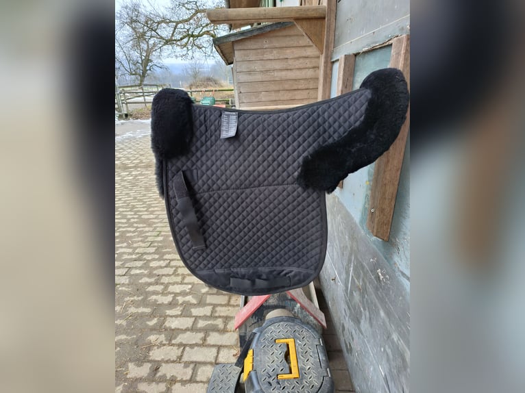 Isländer Lammfellsatteldecke Fengur