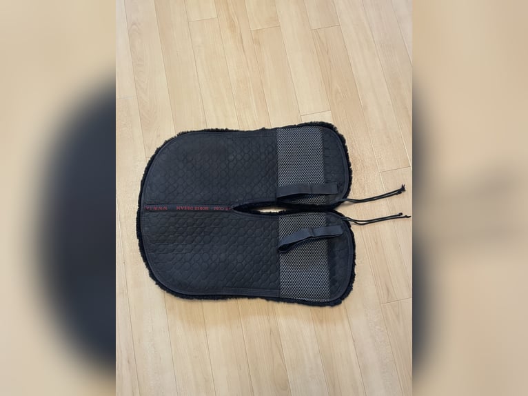 Lammfell Pad schwarz mit hoher Widerristfreiheit