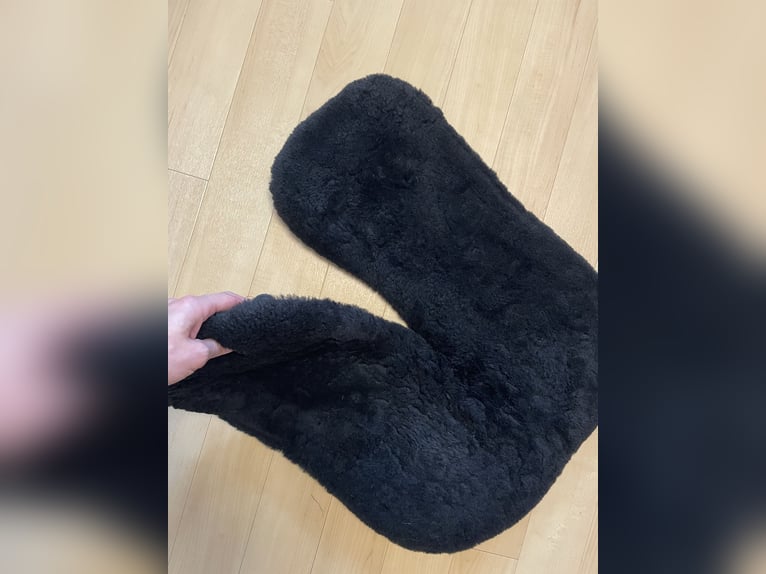 Lammfell Pad schwarz mit hoher Widerristfreiheit